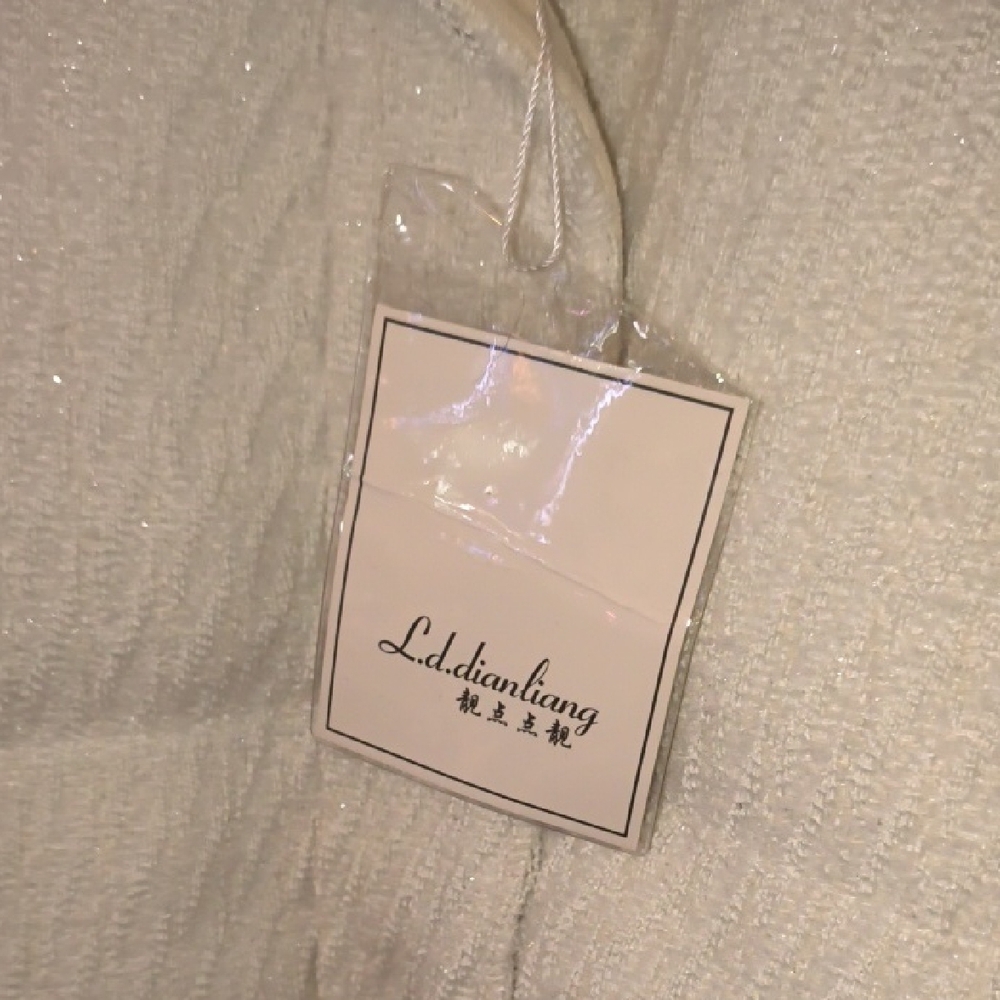 Elegant White Puffer Jacket (Stain On Sleeve) - Picture 2 of 11